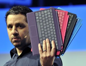 Capa que protege a tela do Surface e também é teclado ganha nova versão com quatro cores (Foto: Timothy Clary/AFP)