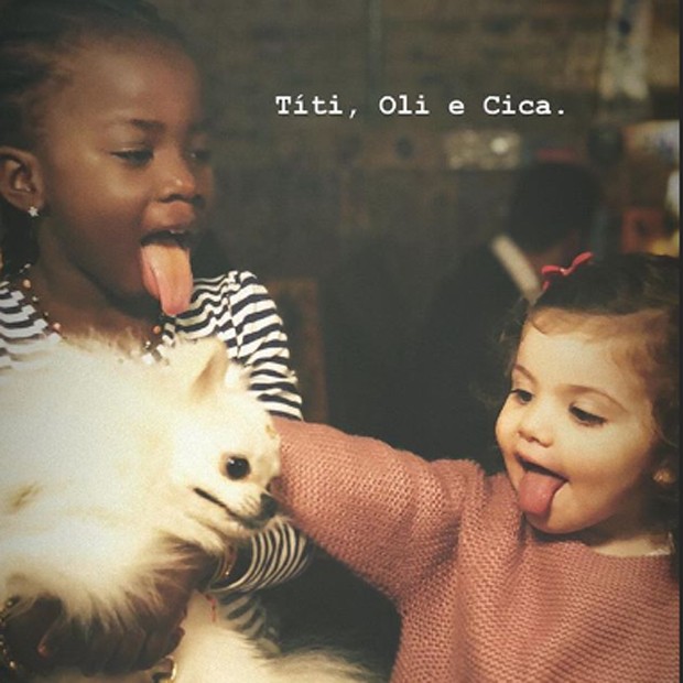 Títi e a amiguinha Olívia com a cachorrinha Cica (Foto: Reprodução/Instagram)