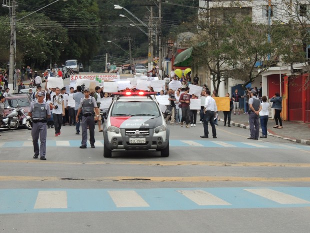 Cerca de 100 pessoas participaram da manifestação (Foto: Carolina Paes/G1)