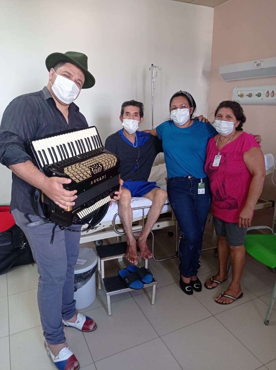 Idoso internado em hospital recebe visita do cantor Fábio Carneirinho em Juazeiro do Norte; vídeo