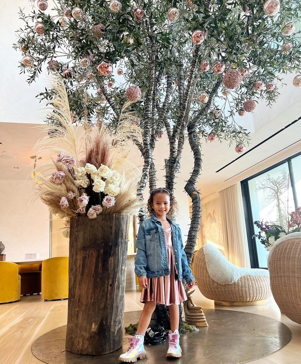 Foto compartilhada por John Legend da filha, Luna, com a árvore de Natal da família (Foto: Reprodução / Instagram)