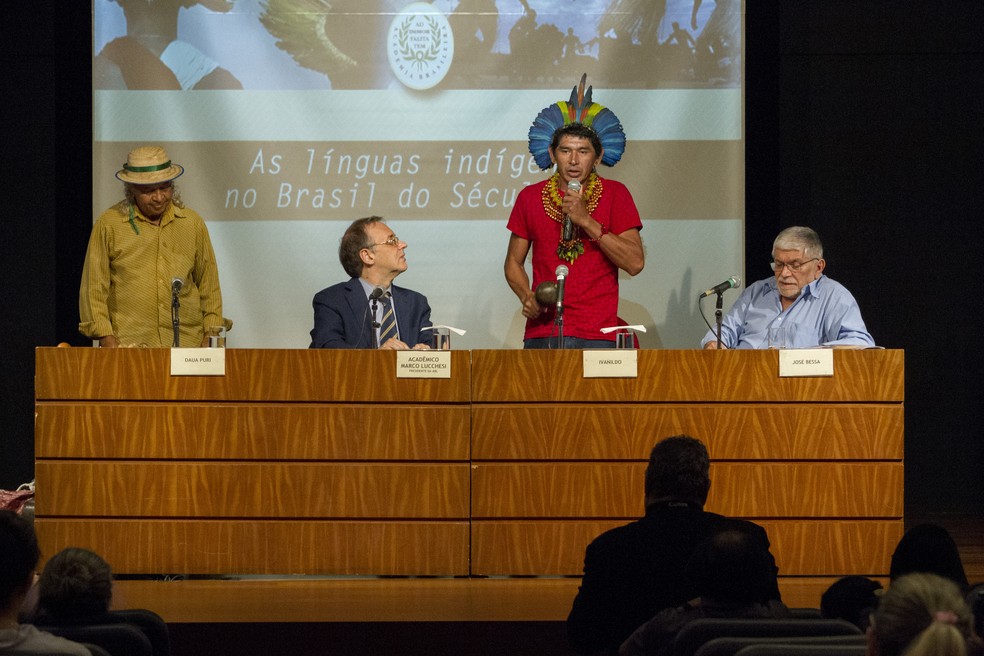 A mesa-redonda “As línguas indígenas no Brasil do século XXI”, na ABL — Foto: ABL