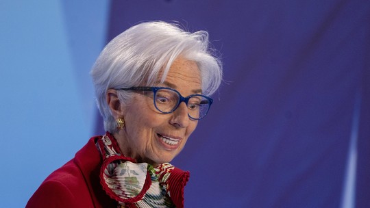 Lagarde reforça foco em combater inflação apesar de tensões nos mercados