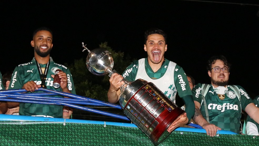Raphael Veiga, do Palmeiras, com a taça da Libertadores — Foto: Fabio Menotti/Palmeiras
