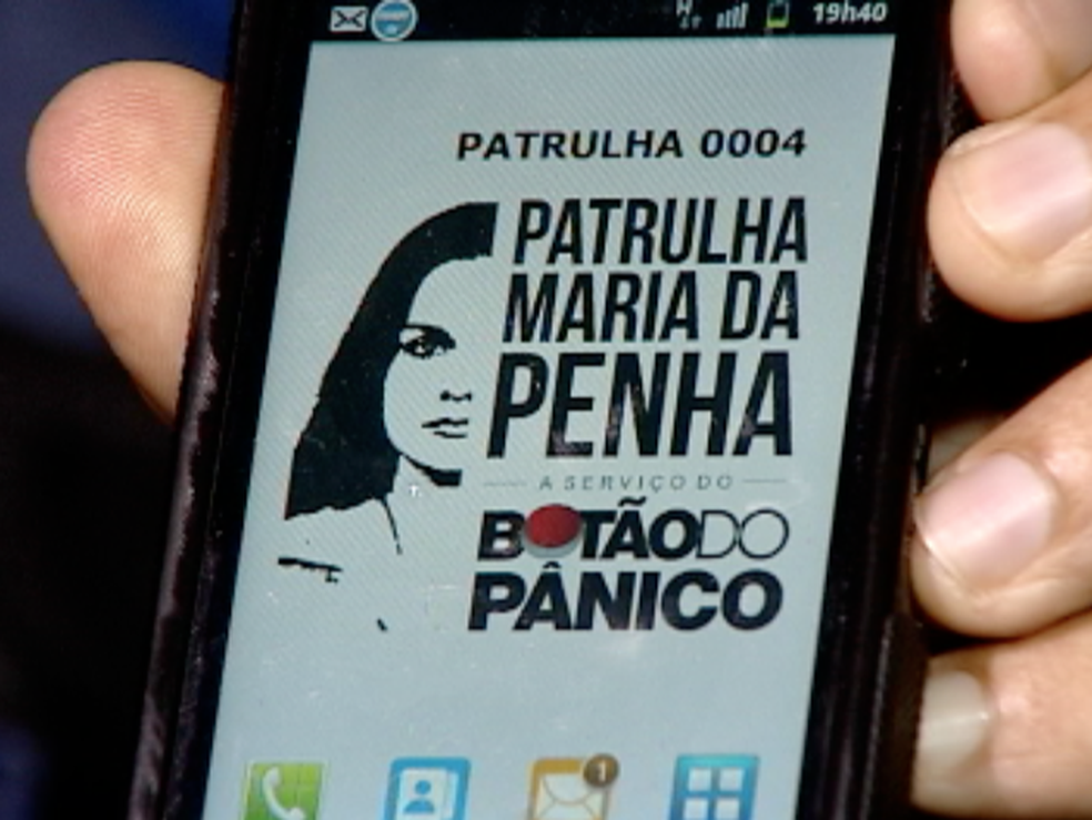 Botão do pânico entregue a mulheres de Vitória (ES), em imagem de 2013 (Foto: Reprodução/ TV Gazeta)