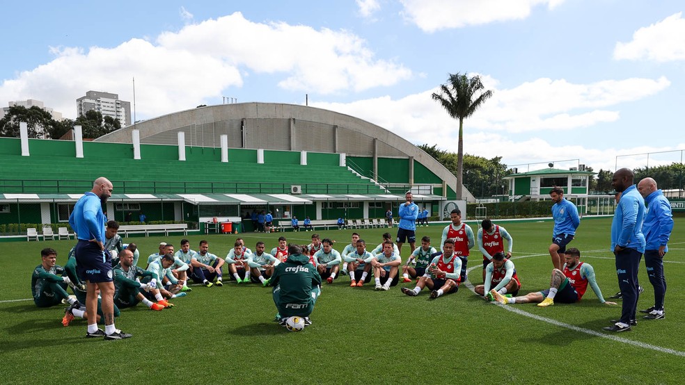 Elenco do Palmeiras com Abel Ferreira na Academia — Foto: Cesar Greco / Palmeiras