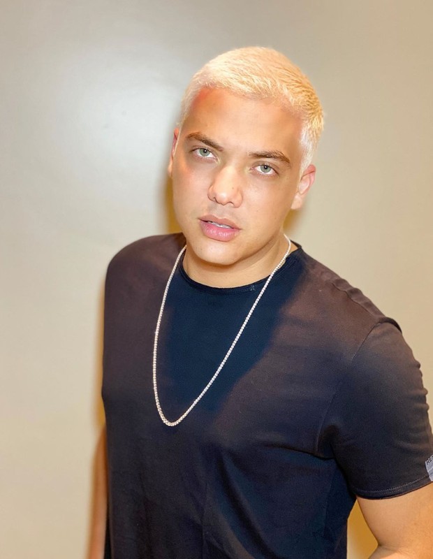 Wesley Safadão muda o visual e surge loiro platinado ...