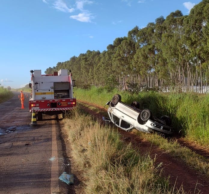 Carro capota e 3 ficam feridos na BR-262 em Sacramento