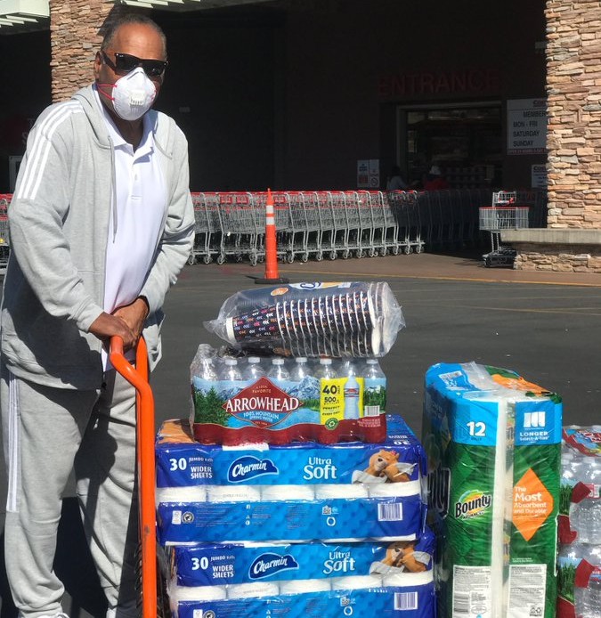 O ex-jogador de futebol americano O.J. Simpson com as compras feitas por ele por conta de seu temor com o coronavírus (Foto: Twitter)