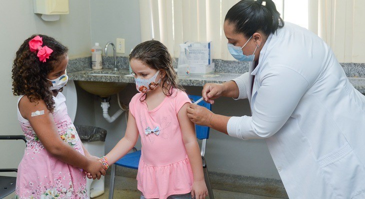 Após ser vacinada, menina de 6 anos segura a mão e encoraja amiga a tomar 1ª dose contra Covid