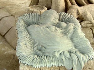 Presépio feito de areia foi montado em igreja próxima à orla da praia santista (Foto: Reprodução/TV Tribuna)