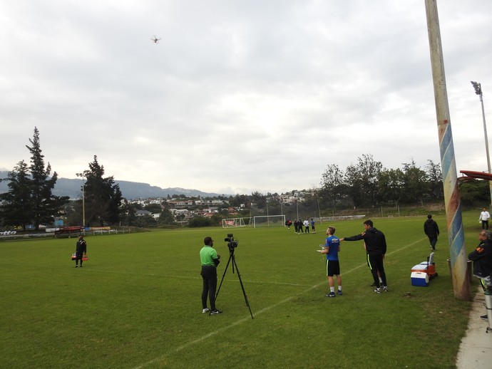 Caio Henrique brinca com drone durante treino da seleção sub-20 (Foto: Lucas Loos)