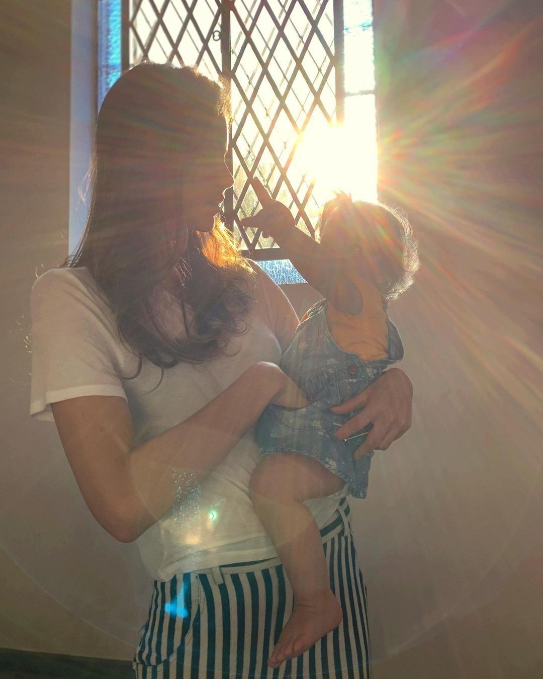 Laura Neiva e a filha (Foto: Instagram/ Reprodução)