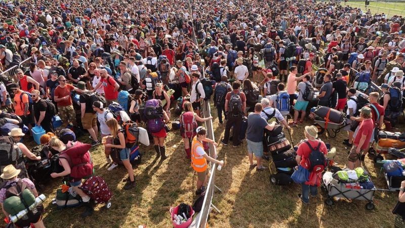 O público do Glastonbury aguarda pacientemente na fila para participar do festival de música (Foto: Getty Images via BBC News)