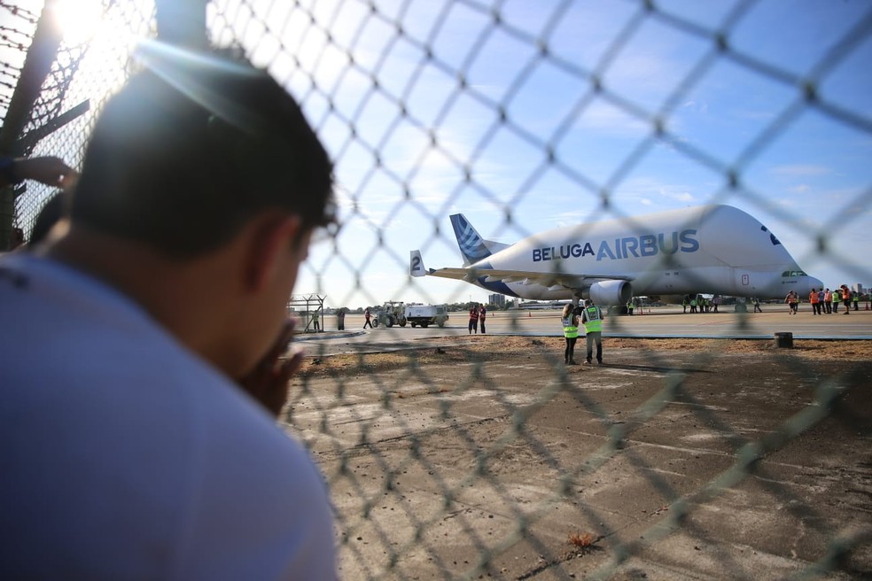Curiosos testemunharam a primeira vez que o avião beluga pousou no Brasil, no aeroporto de Fortaleza. — Foto: Fabiane de Paula/SVM