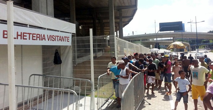 Torcida do Bahia faz fila para comprar ingresso de visitante na Fonte Nova (Foto: Raphael Carneiro)