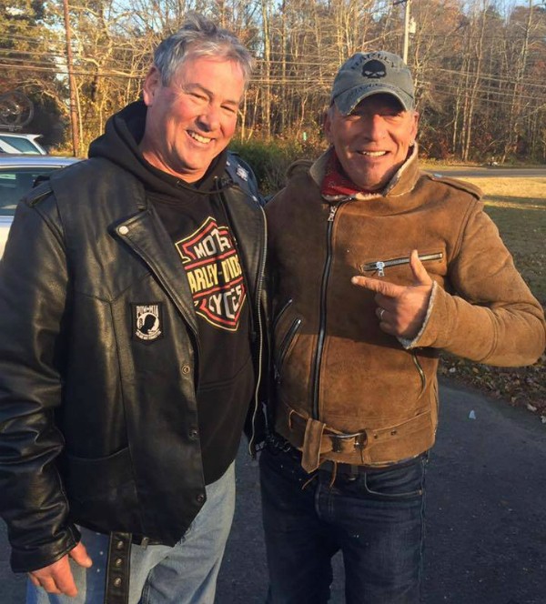 O cantor Bruce Springsteen com o motoqueiro que o salvou na estrada (Foto: Facebook)