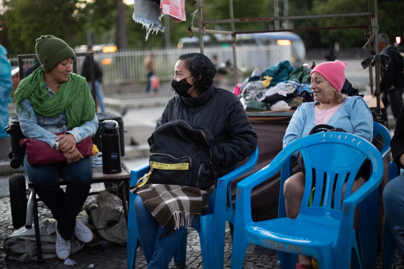 Cariocas encasacados conversam na calçada — Foto: Brenno Carvalho / Agência O Globo