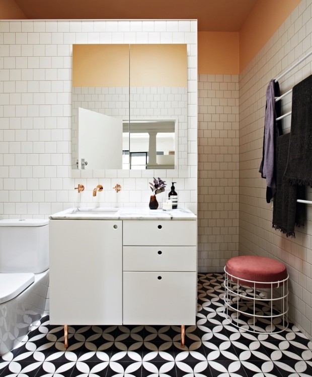 Banheiro. Tons de pêssego e cobre misturados ao ladrilho preto e branco deram um ar sofisticado ao banheiro da família (Foto: Armelle Habib / Living Inside)