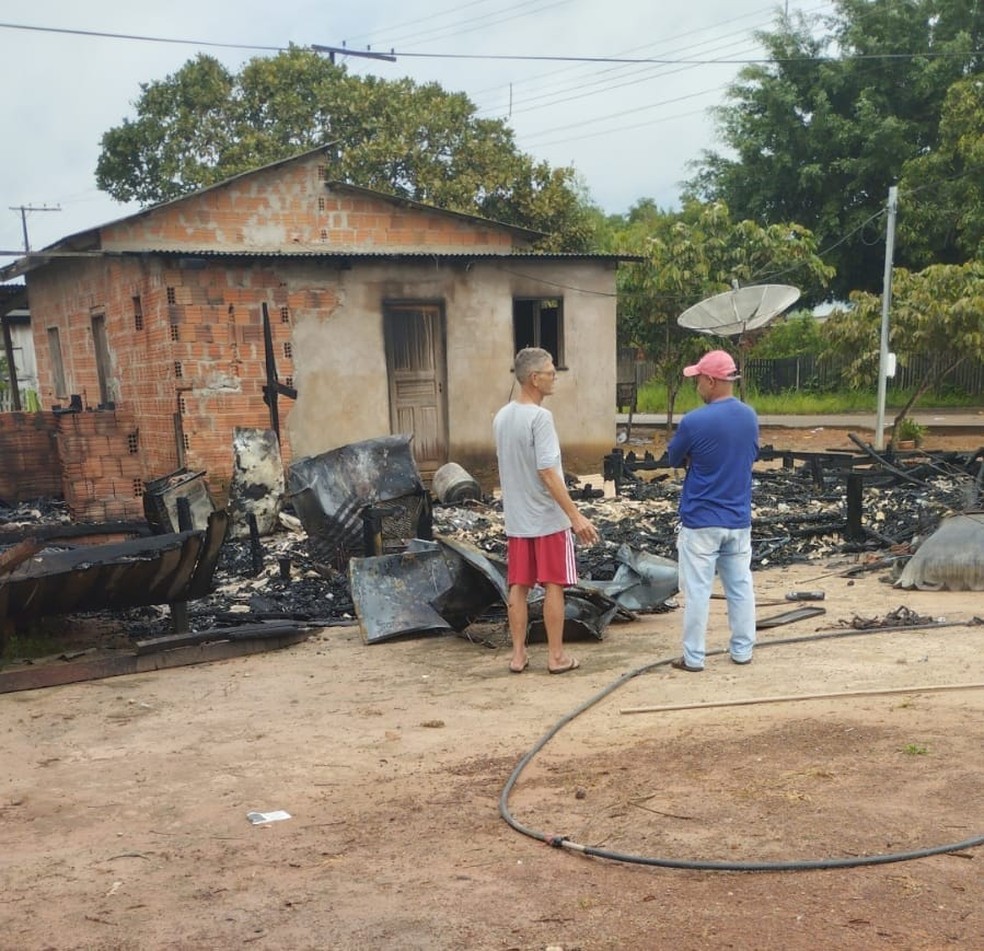 Fogo consumiu toda casa de madeira na tarde dessa quarta-feira (1º) em Porto Acre — Foto: Arquivo pessoal