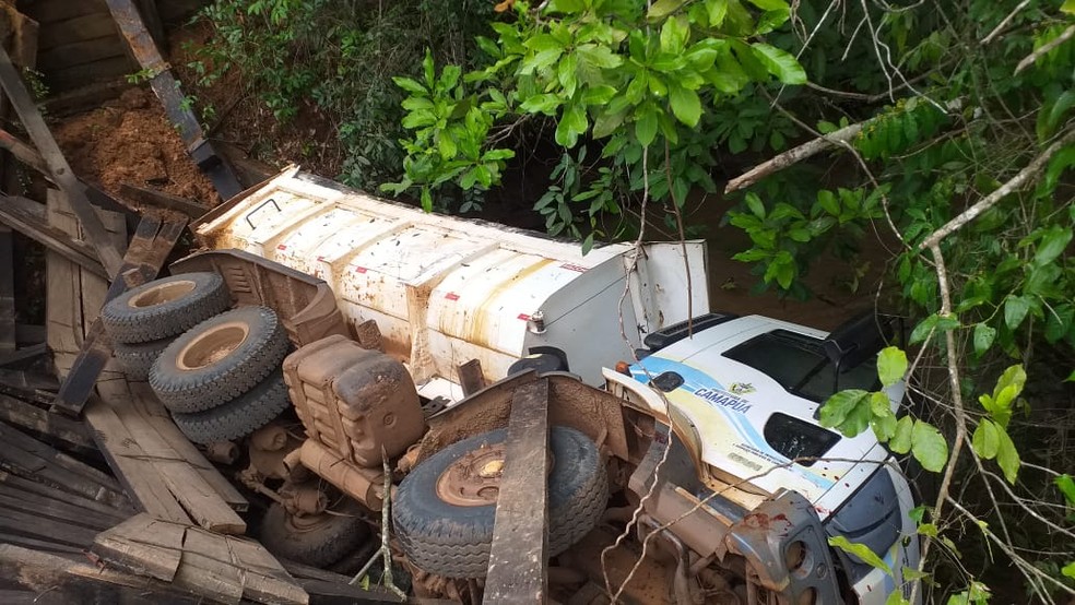 Motorista sobrevive após caminhão da prefeitura de Camapuã (MS) cair de ponte que cedeu. — Foto: Hora News MS/Foto