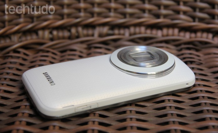 Samsung Galaxy K Zoom tem um design diferenciado e uma lateral "gordinha" (Foto: Tainah Tavares/TechTudo)