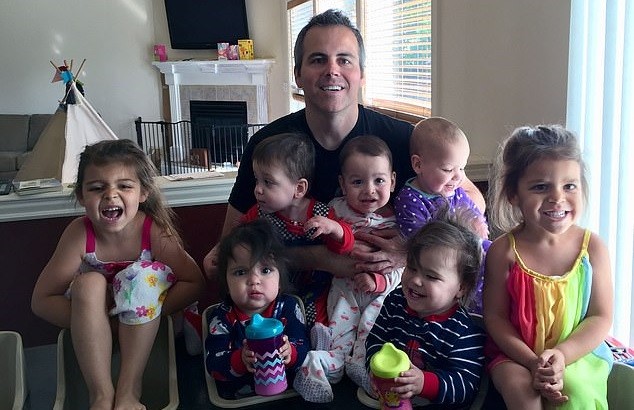 Chad Kempel e os sete filhos (Foto: Reprodução Facebook)