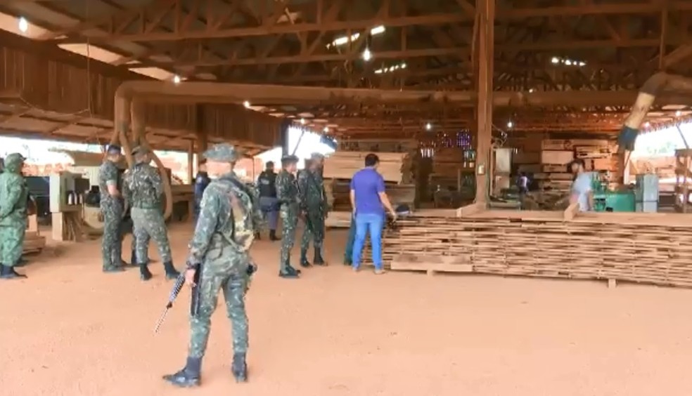 Ao todo, 200 homens entre fiscais do Ibama, do exército e da PM dos três estados participaram da ação (Foto: Reprodução/Rede Amazônica Acre)