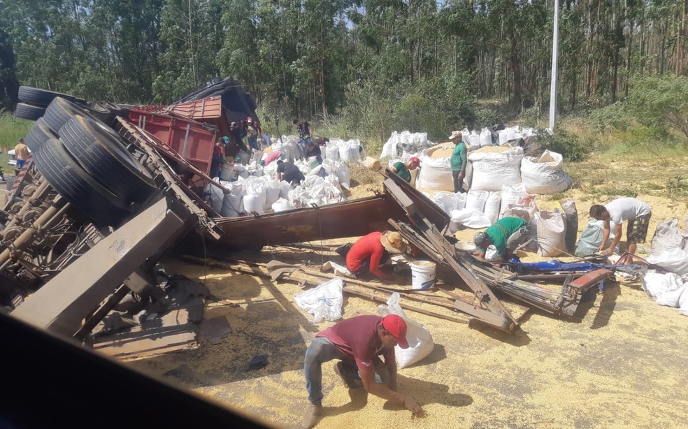 Carreta tombou em trecho da BR-242 próximo à cidade de Cristópolis — Foto: Divulgação/PRF