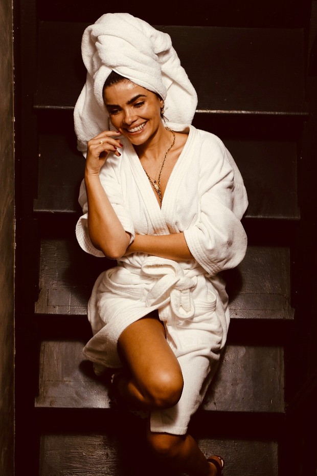 Vanessa Giácomo posa descontraída de roupão e toalha na cabeça (Foto: Reprodução/Instagram)