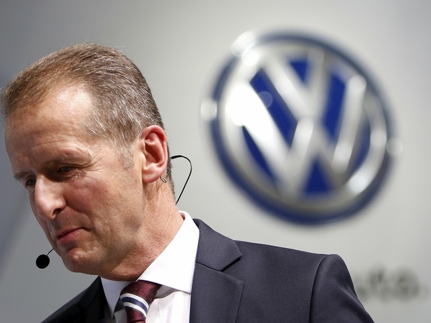 Herbert Diess da Volks pede desculpa no Salão do Automóvel do Japão (Foto: Yuya Shino/Reuters)