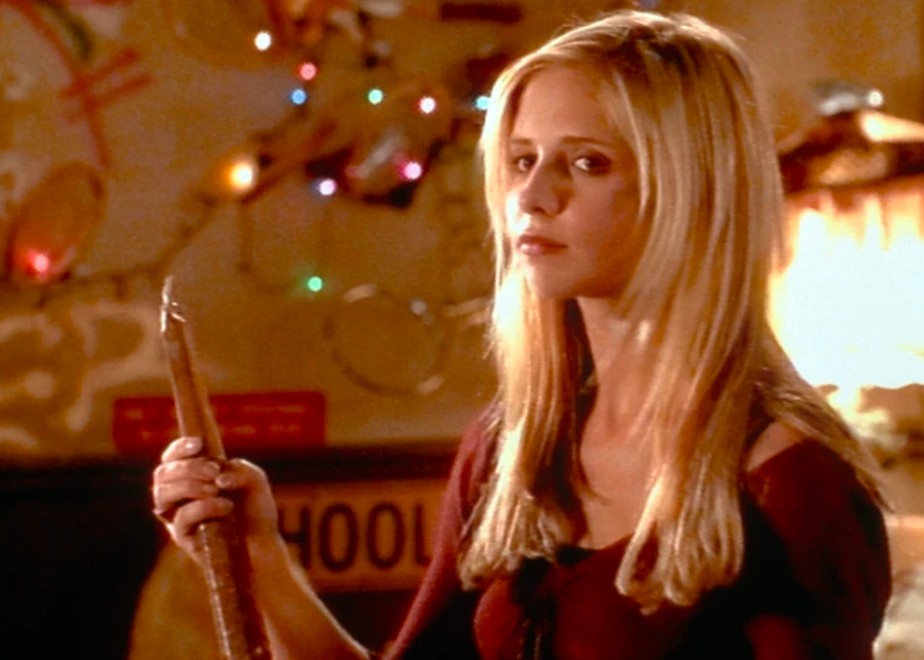 Sarah Michelle Gellar em cena de Buffy, A Caça-Vampiros