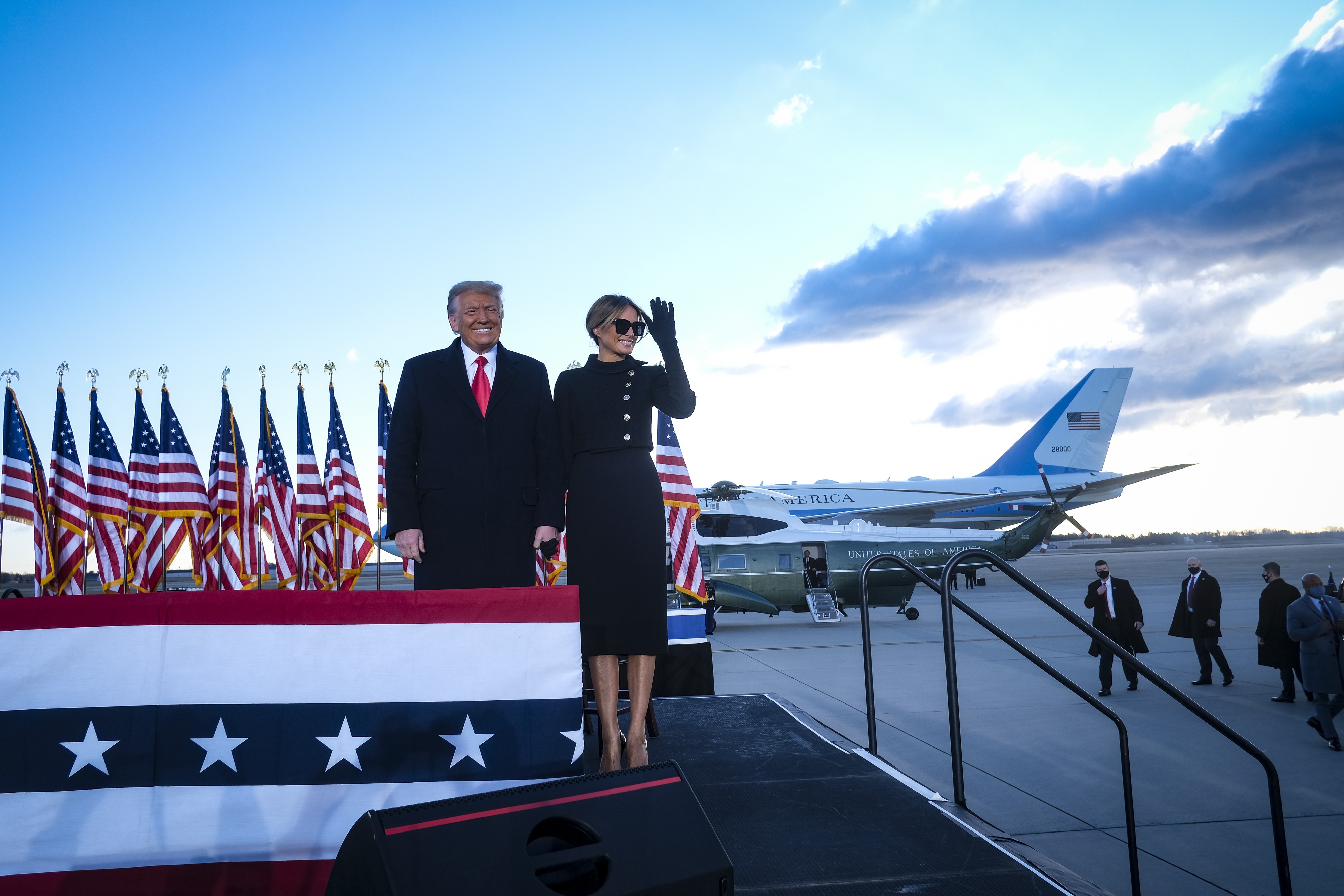 Melania e Donald Trump deixam Washington D.C. no último dia como primeira-dama e presidente dos Estados Unidos (Foto: Getty Images)