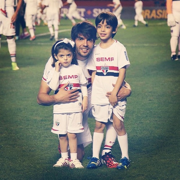 Kaká com os filhos (Foto: Reprodução / Instagram)