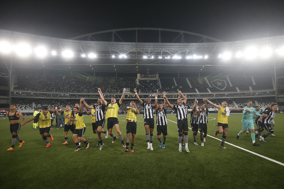 Jogadores do Botafogo comemoram vitória no clássico contra o Fluminense.