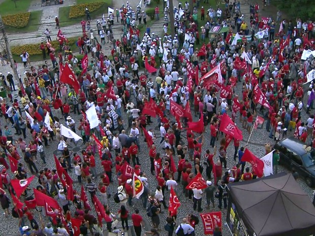 Manifestação começou na Praça Santos Andrade, no Centro de Curitiba (Foto: Reprodução/RPC)