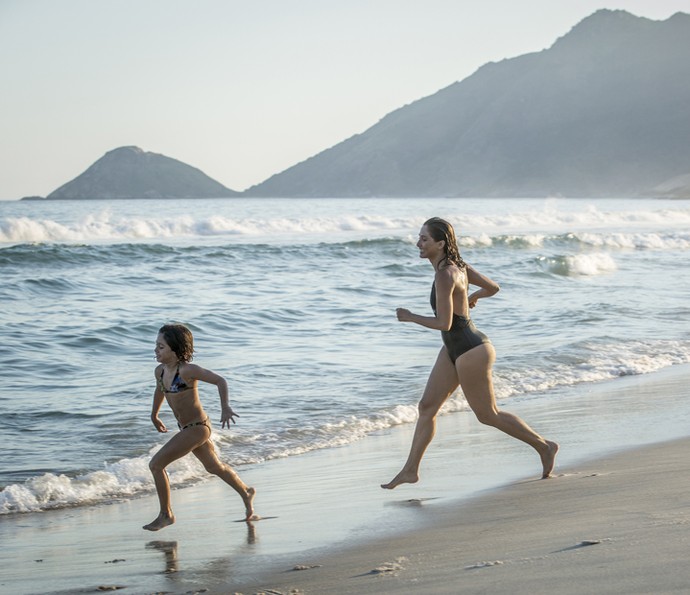 Camila Pitanga brinca com a filha na praia (Foto: Felipe Monteiro/Gshow)