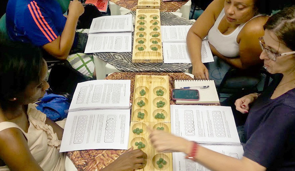 Formação de professores para aulas do Mancala Awelé, jogo de tabuleiro milenar que mistura matemática e raciocínio lógico, além da cultura africana — Foto: Prefeitura de São Paulo/Divulgação