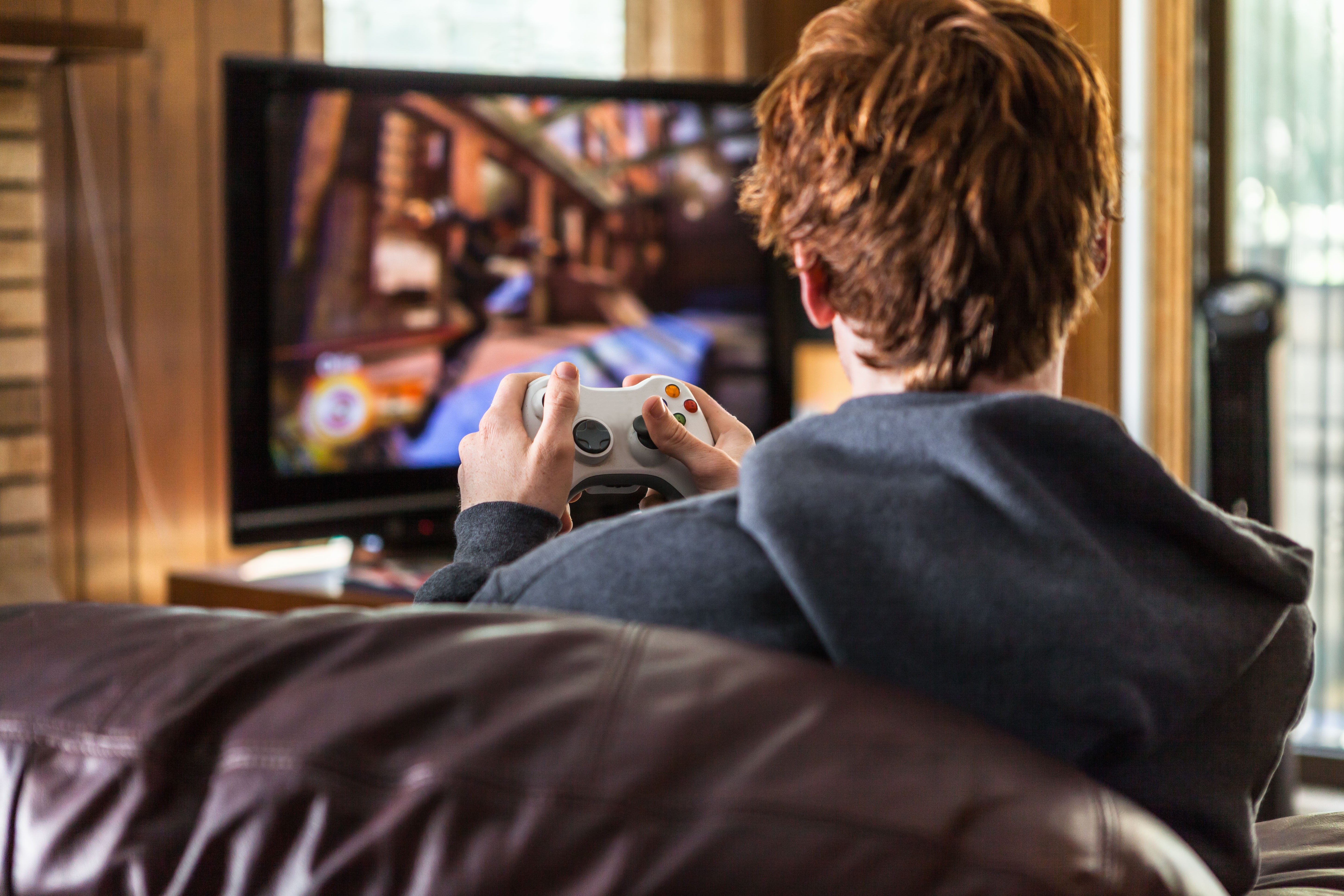 adolescente jogando videogame (Foto: GettyImages: heshphoto)