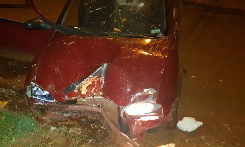 Carro que utilizado pelos tr&ecirc;s integrantes de fac&ccedil;&atilde;o criminosa, ap&oacute;s colidir com &aacute;rvore e muro durante tentativa de fuga em Dourados (MS), na madrugada deste domingo (28) (Foto: Batalh&atilde;o de Choque/Divulga&ccedil;&atilde;o)