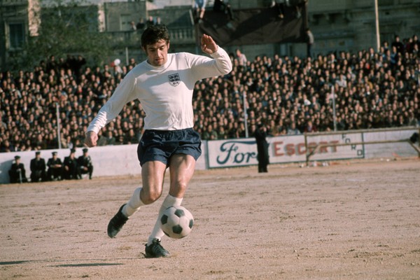 Norman Hunter em ação pela Inglaterra em partida contra Malta em fevereiro de 1971 (Foto: Getty Images)