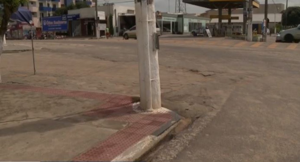 Homem teve o pé esmagado ao tentar atravessar a rua — Foto: Reprodução/ TV Gazeta