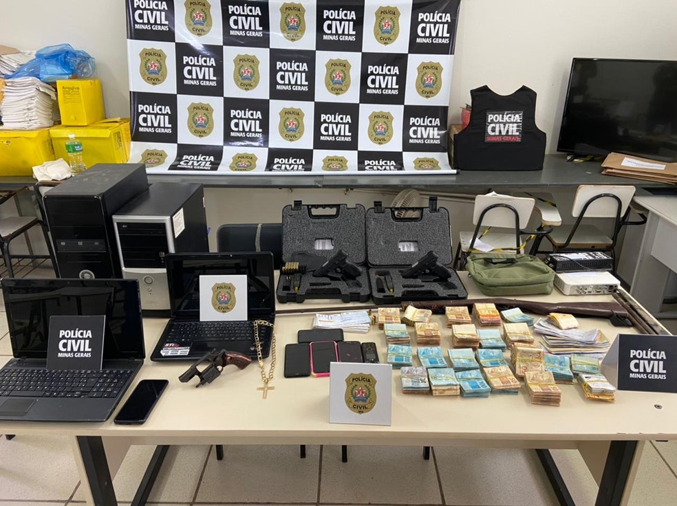Armas, munições e dinheiro foram apreendidos durante operação Boi de Ouro — Foto: Polícia Civil/Divulgação