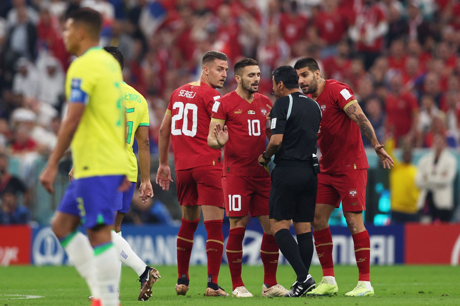 Equipe sérvia questiona o árbitro iraniano Alireza Faghani — Foto: Adrian DENNIS / AFP