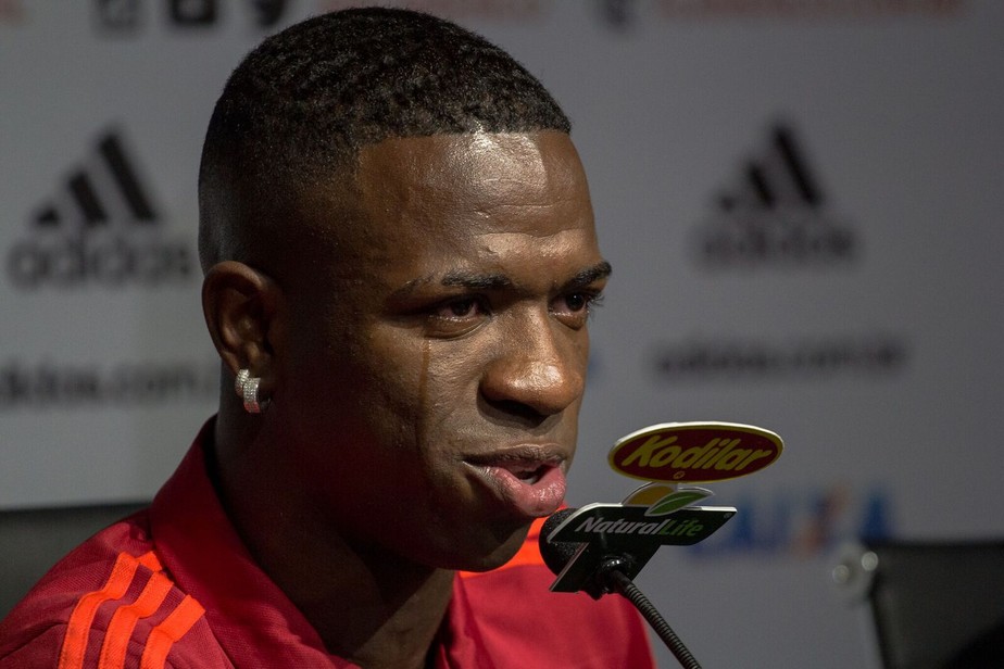 Emocionado, Vinicius dÃ¡ adeus ao Fla: 