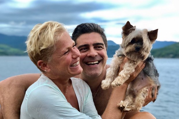 Junno Andrade com Xuxa e o cachorrinho Dudu (Foto: Reprodução/Instagram)