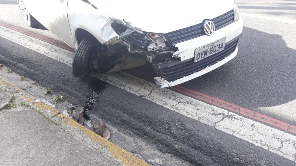 Acidente no Recife deixou destruída a parte dianteira do carro envolvido — Foto: Reprodução/WhatsApp