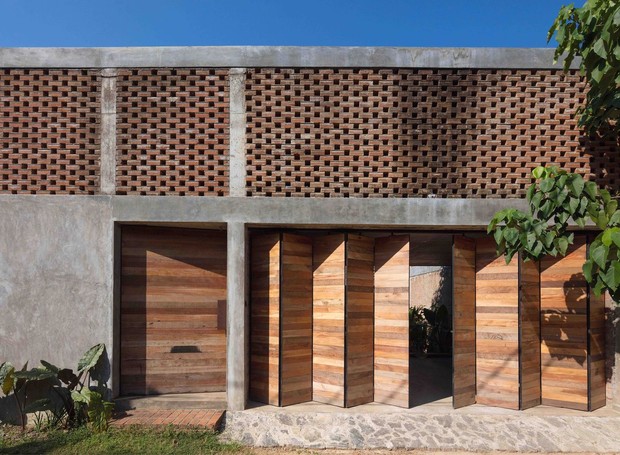 Esse projeto do escritório Palinda Kannangara Architects (Athurugiriya, Sri Lanka) é uma mistura de casa, estúdio e espaço de exposição (Foto: Reprodução / Sebastian Psoignis)