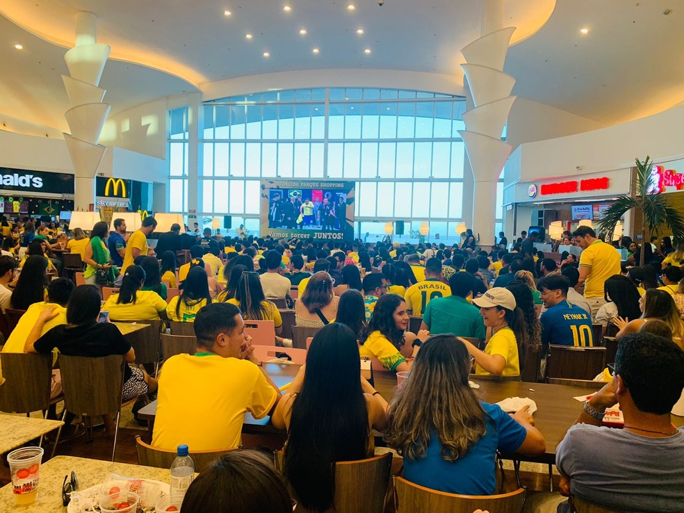 Praça de alimentação no Parque Shopping Maceió fica lotada de torcedores para assistir no telão ao jogo do Brasil na copa — Foto: Vivi Leão/g1