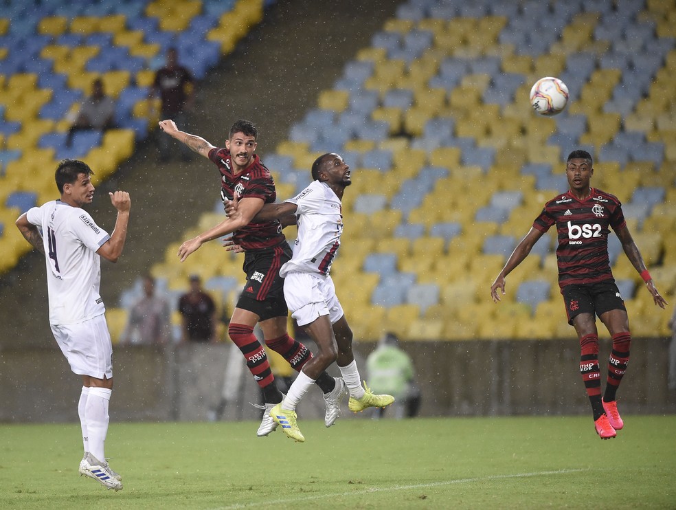 Gustavo Henrique disputa bola pelo alto — Foto: André Durão